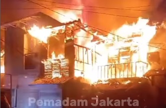 Kebakaran di Matraman Jaktim, Kerahkan 21 Unit dan 100 Personel Damkar